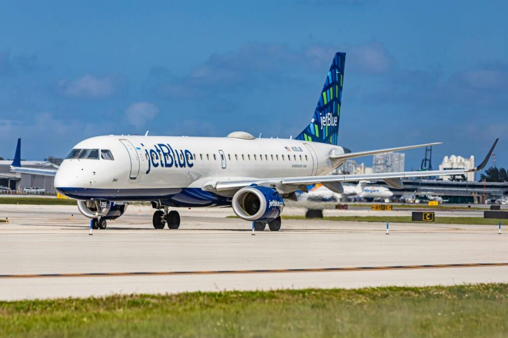 jetblue plane taxiing