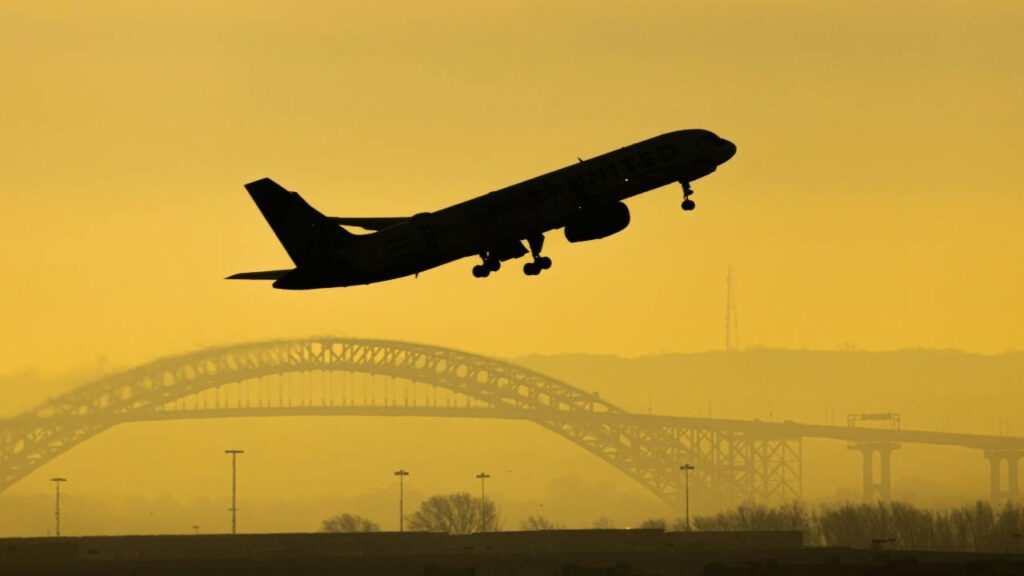 United flight taking off from Sydney